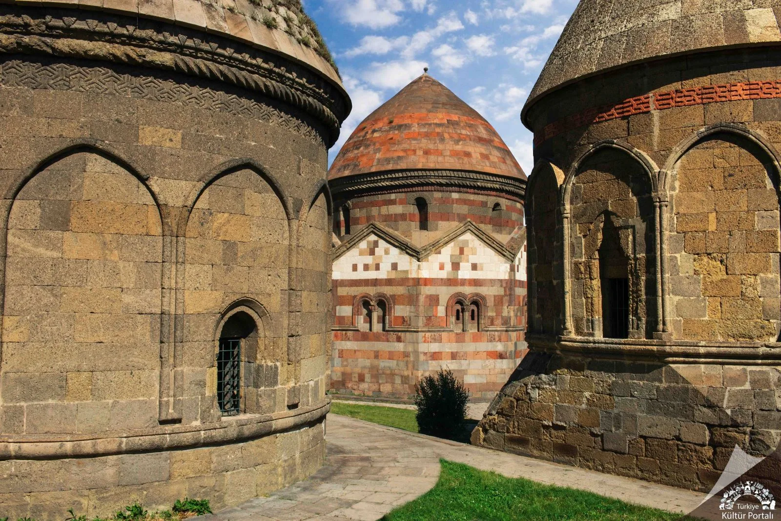 Üç Kümbetler