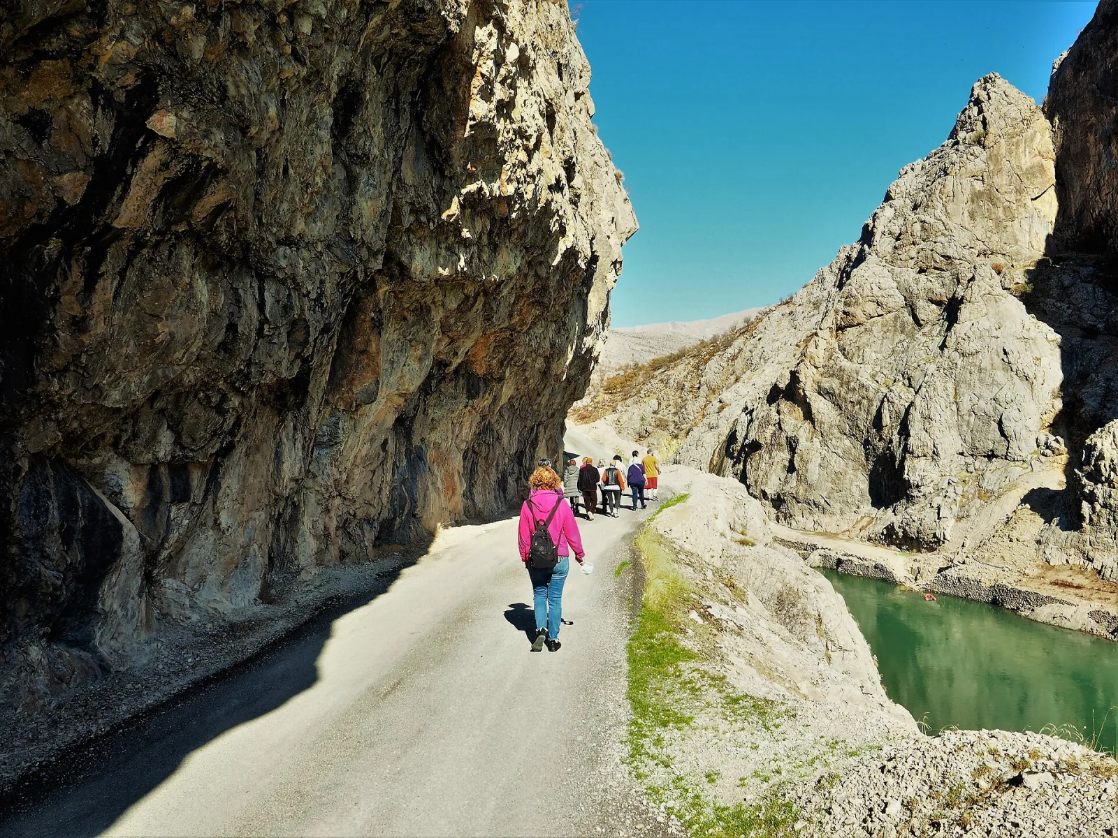 Karanlık Kanyon ve Taş Yol