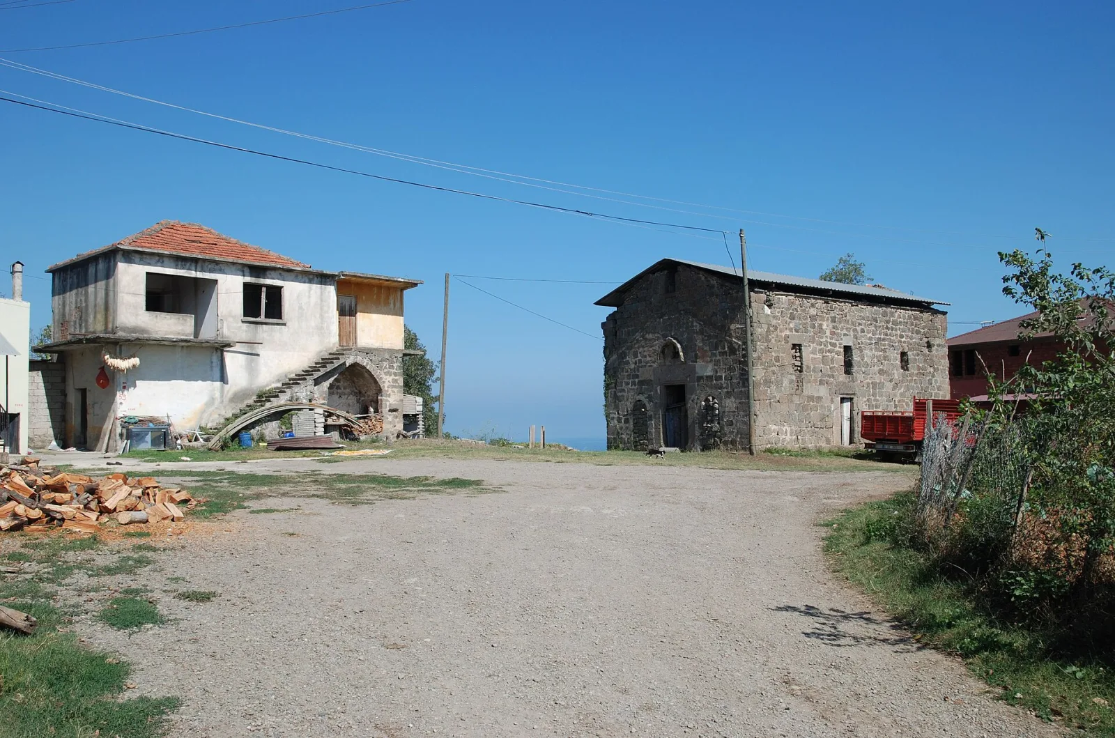Kaymaklı Manastırı'nın kilisesi ve çan kulesi, Ortahisar