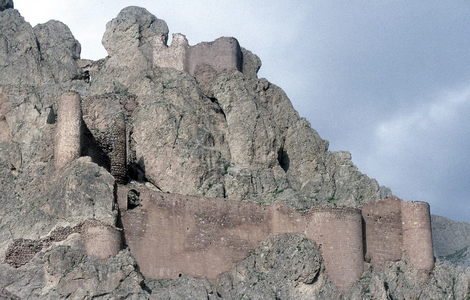 Doğubayazıt Kalesi'nin kayalara oturan surları