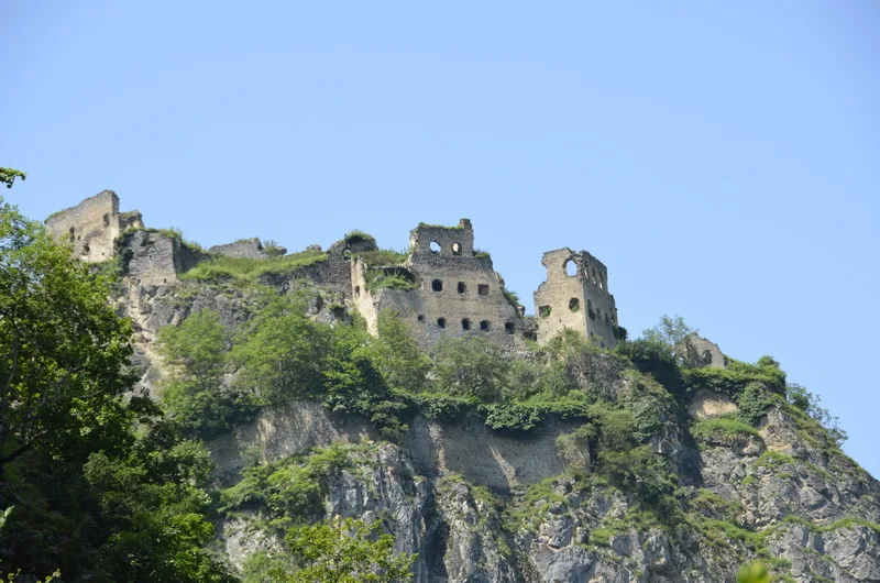 Peristera (Kuştul) Manastırı'nın kayalık üzerindeki kalıntıları, Maçka