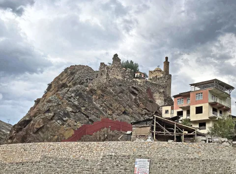 İspir Kalesi ve Tuğrul Şah Camii