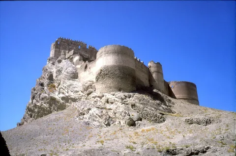 Hoşap Kalesi (Mahmudi Kalesi) ve İçkale Hamamı