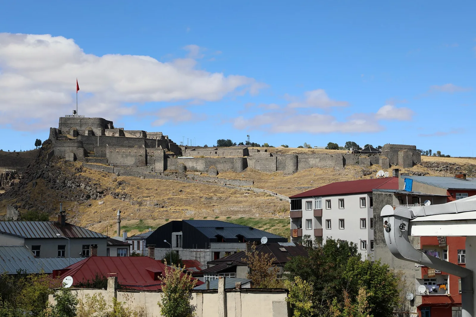 Kars Kalesi ve eteğindeki Kaleiçi evleri