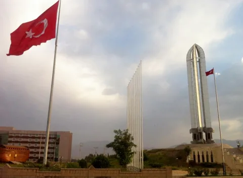 Iğdır–Karakoyunlu yolu: Anıt, Urartu kalıntıları ve koçbaşlı taşlar