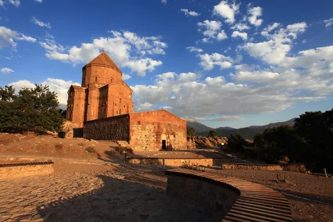 Akdamar Adası ve Akdamar Anıt Müzesi (Kutsal Haç Kilisesi)