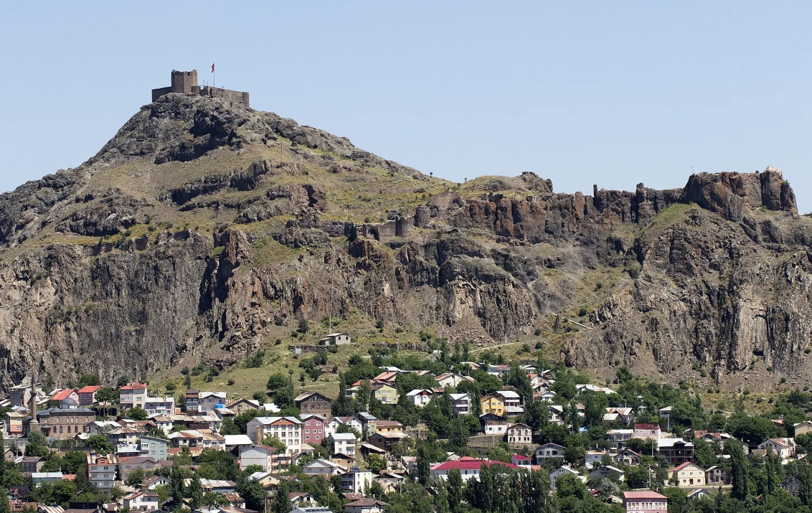 Şebinkarahisar: kale, taşhanlar ve Meryem Ana Manastırı
