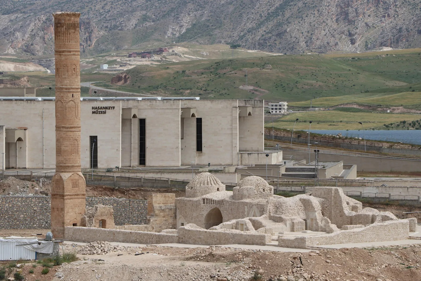Hasankeyf Kültürel Park'a taşınan tarihi yapılar ve minare, 2020