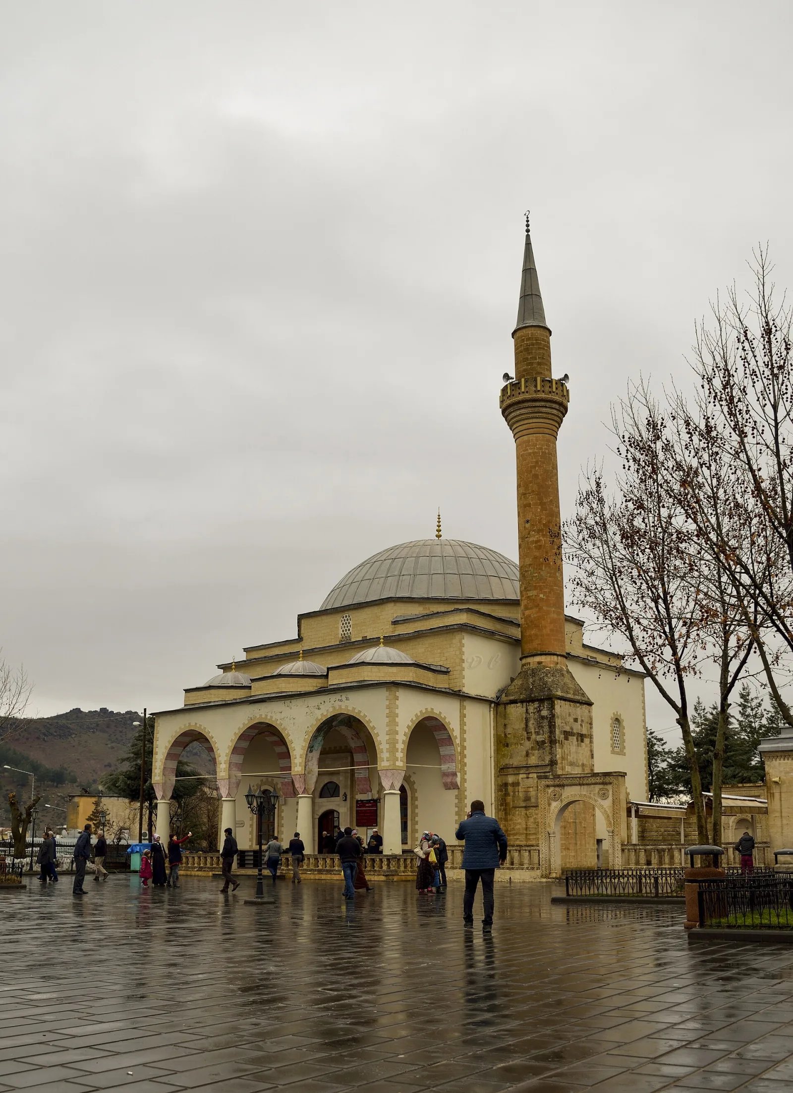 Baykan’daki Veysel Karani Külliyesi’nin camisi ve minaresi