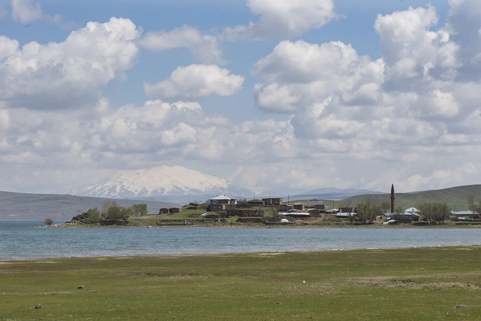 Nazik Gölü ve kıyısındaki köy