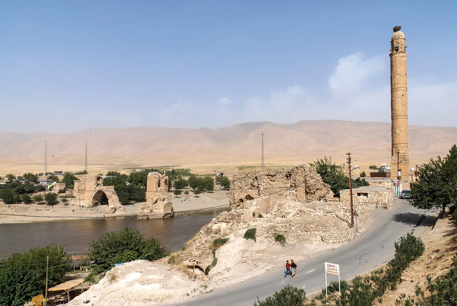 Dicle kıyısında Er-Rızk Camii minaresi, taşınmadan önce, 2009