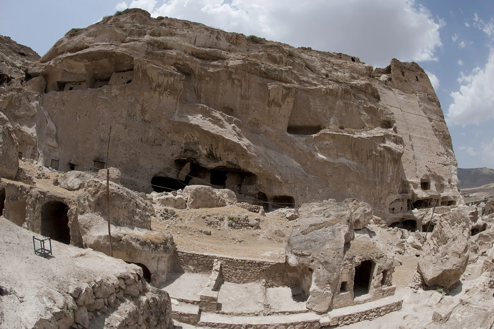 Hasankeyf kayalıklarındaki mağara konutları, 2010