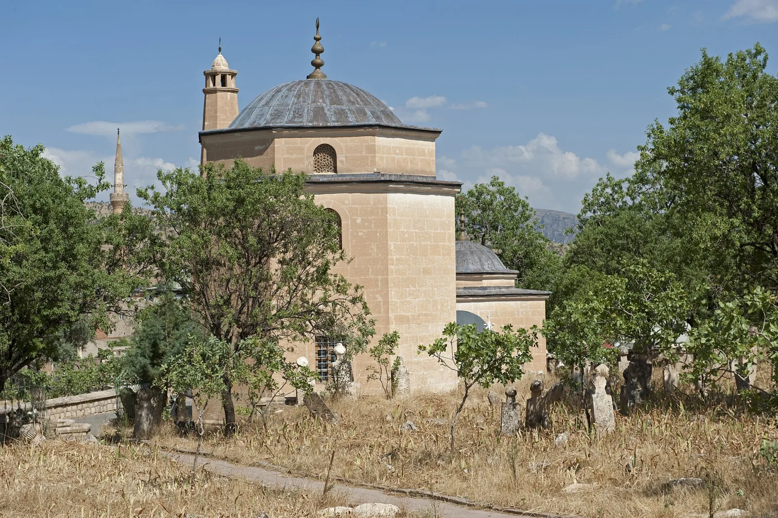 Tillo’da İsmail Fakirullah Türbesi’nin kubbeli yapısı ve minaresi