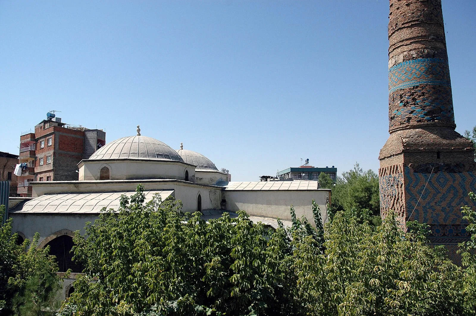 Siirt Ulu Camii, kubbeleri ve çini süslemeli tuğla minaresi