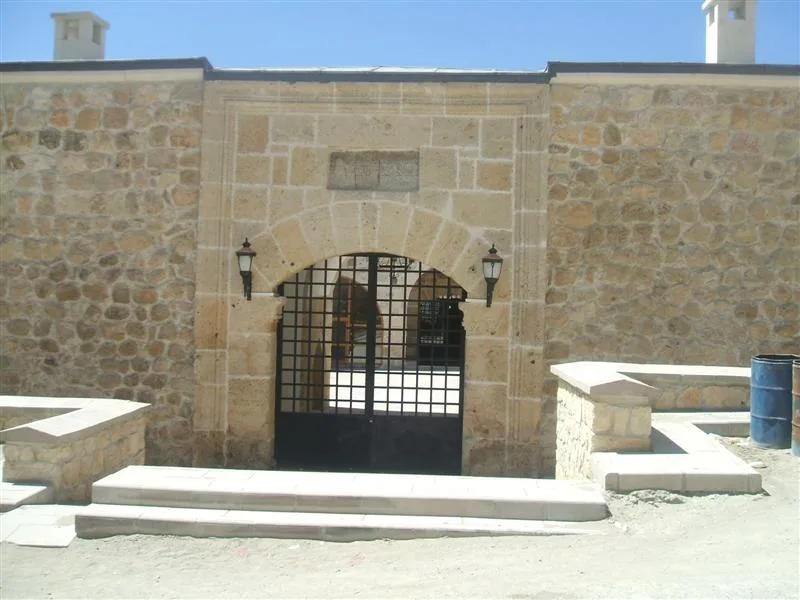 Hekim Hanı'nın kesme taş cephesi ve giriş kapısı