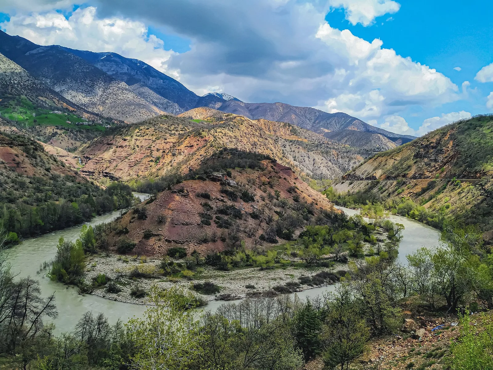 Munzur Vadisi Milli Parkı'nda Munzur Çayı ve dağlar