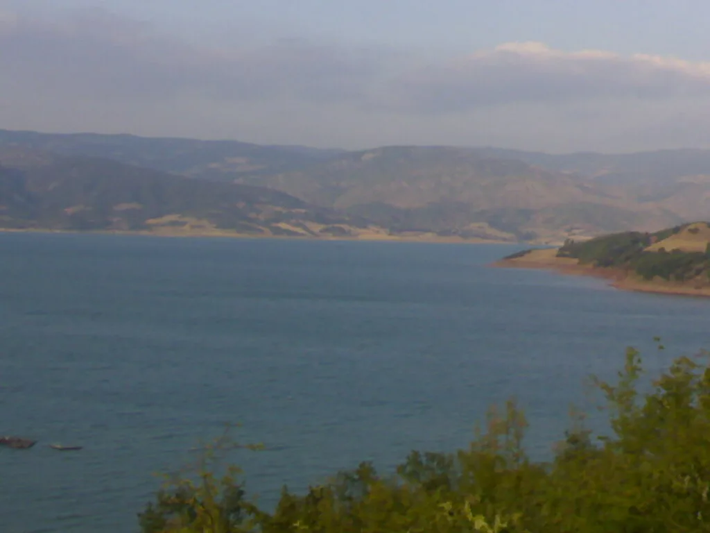 Almus Baraj Gölü ve çevresindeki tepeler