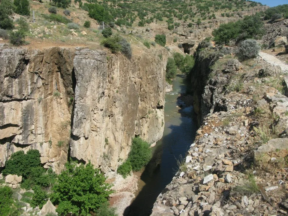 Girmana Kanyonu'nun sarp kayalıkları ve dipteki dere