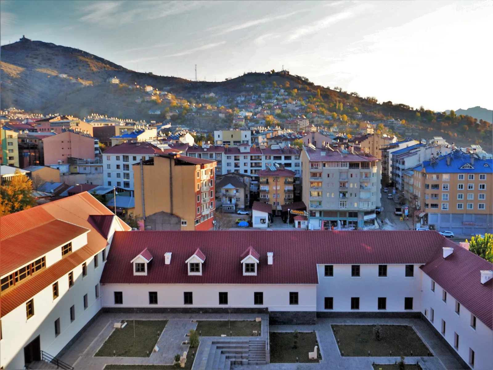 Tunceli Müzesi binası ve avlusu, arkada kent