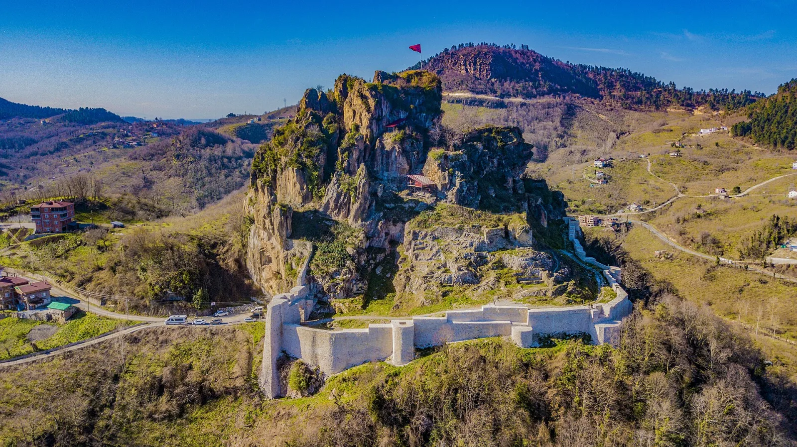 Kayalık tepe üzerindeki Ünye Kalesi'nin havadan görünümü