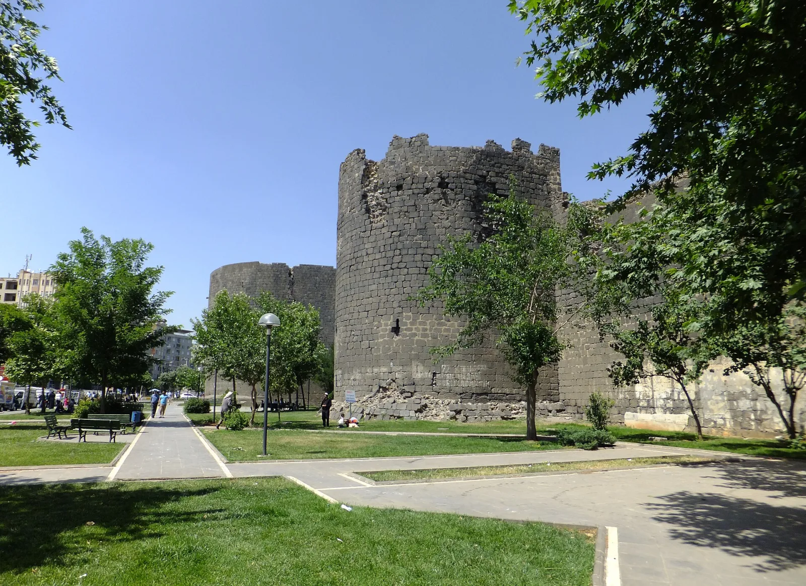 Surlar, Hevsel Bahçeleri ve On Gözlü Köprü