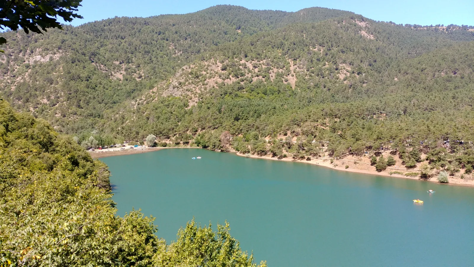 Ormanlık yamaçlarla çevrili Borabay Gölü