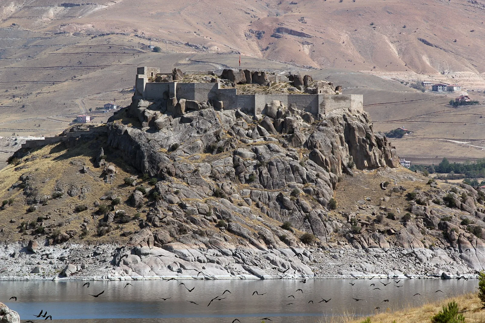 Keban Baraj Gölü kıyısında kayalık tepe üzerindeki Pertek Kalesi
