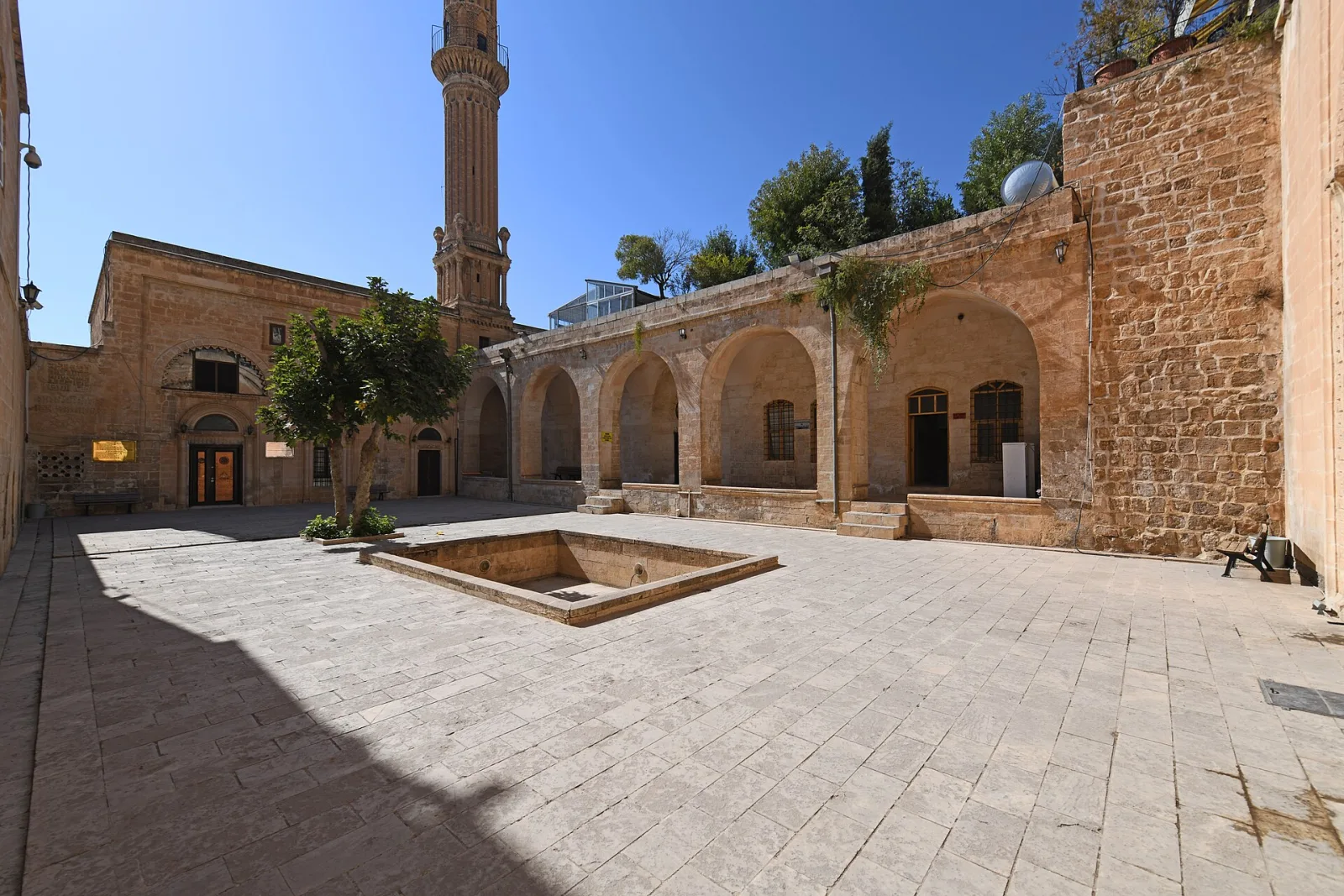 Şehidiye Camii avlusu