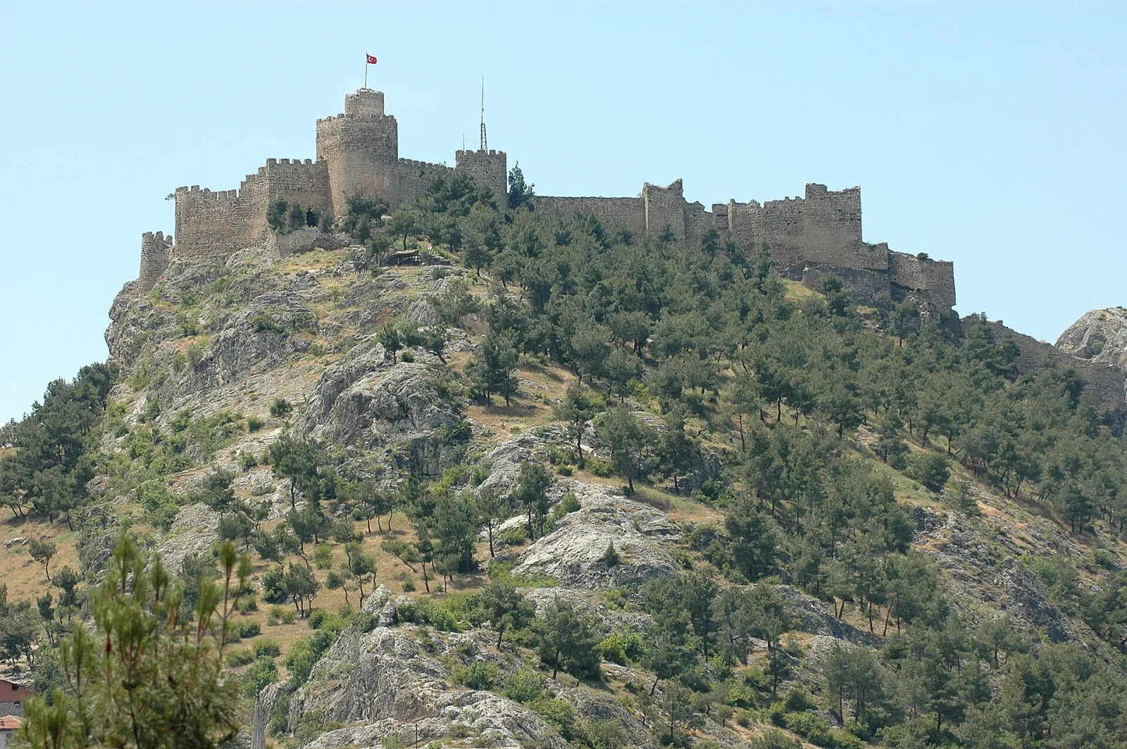 Kayalık tepe üzerindeki Boyabat Kalesi