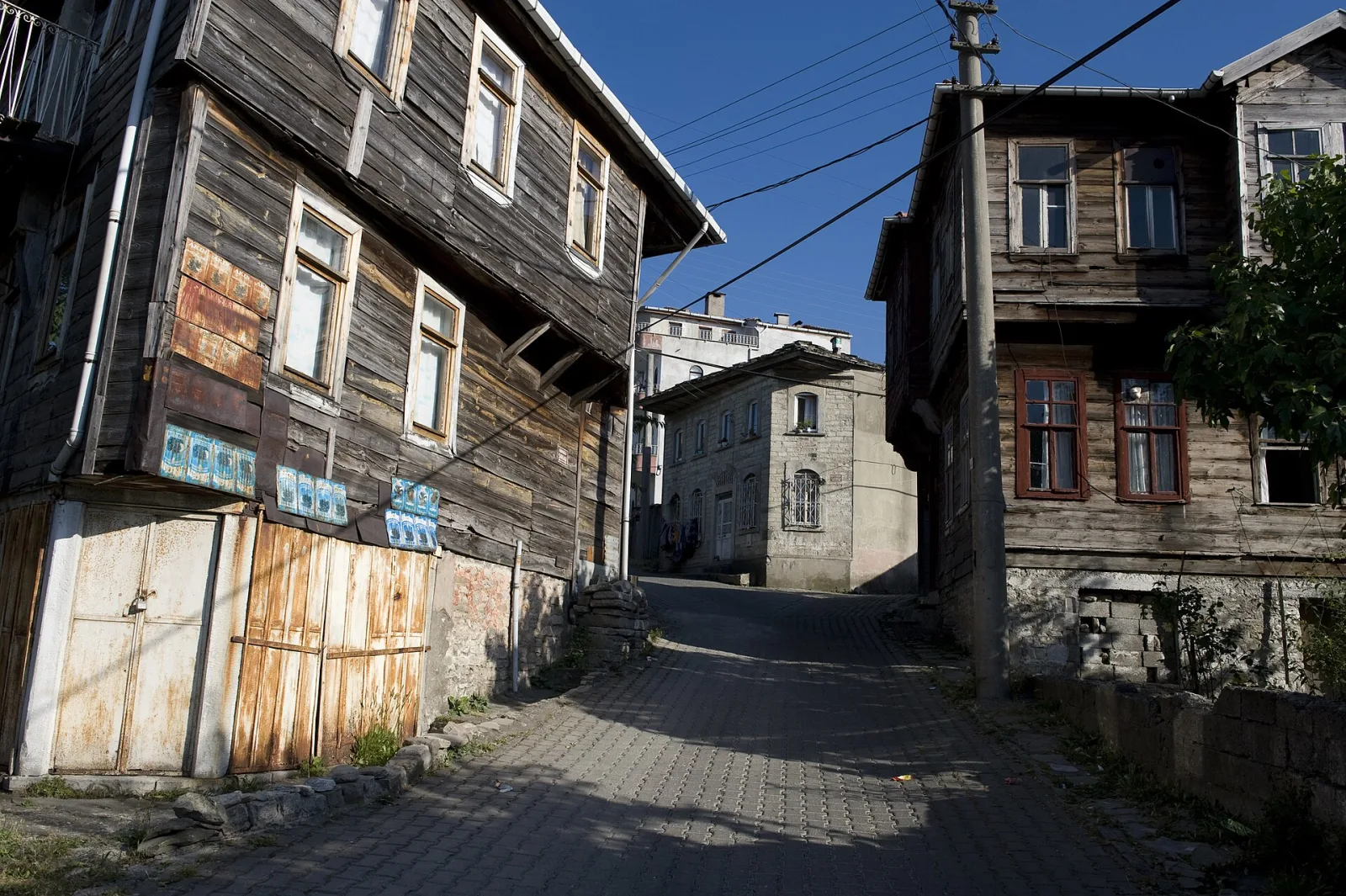 İnebolu'da tarihi ahşap evlerin bulunduğu sokak