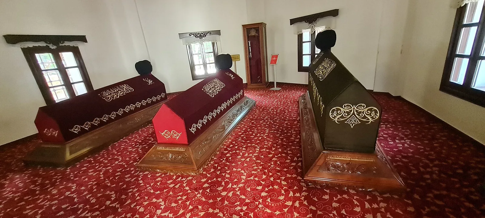 Akşemseddin Türbesi'nin iç mekânı ve sandukalar