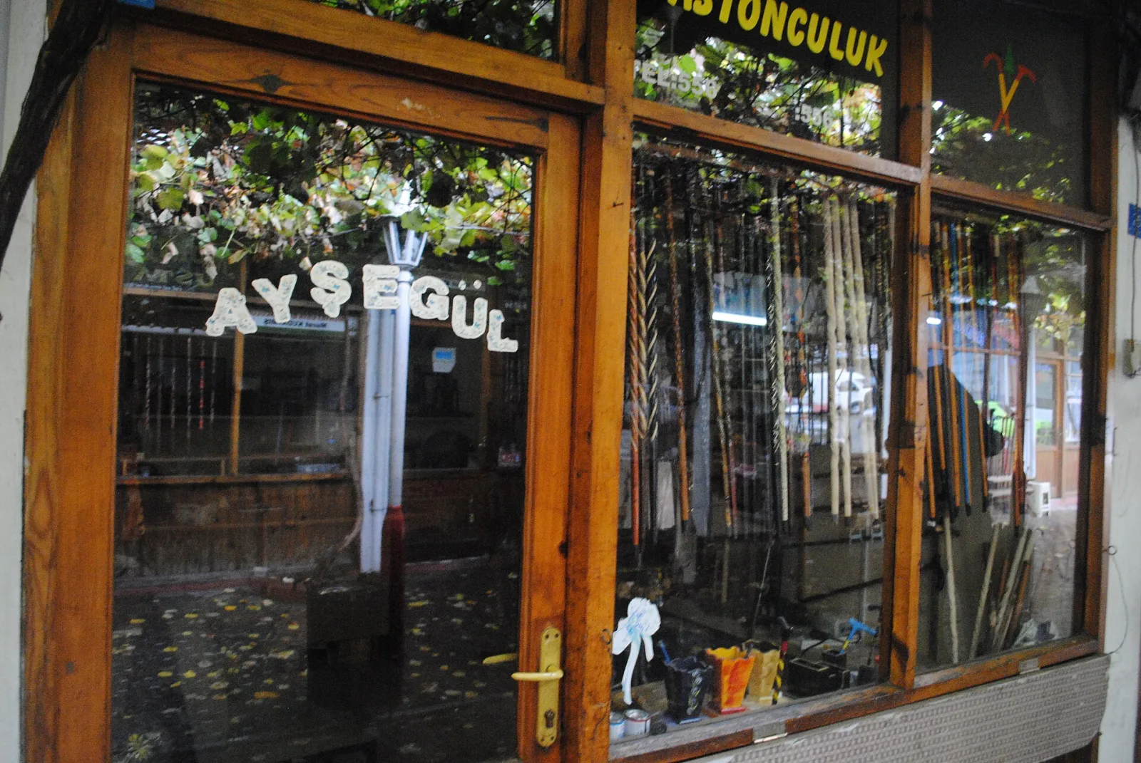 Devrek'te bir bastoncu dükkânının vitrini